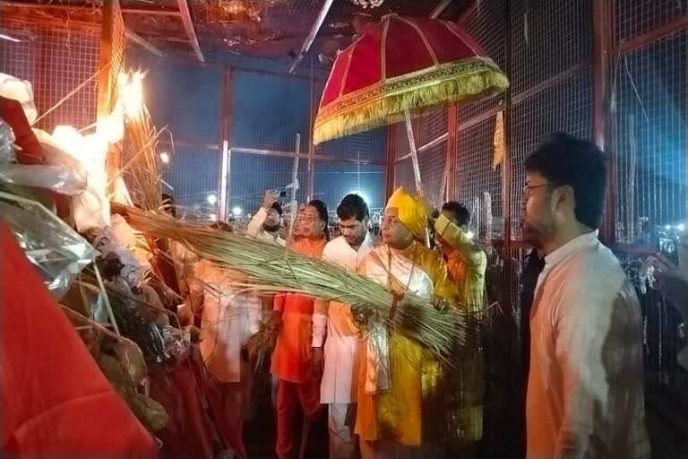 वीडियो में देखें मेहंदीपुर बालाजी में वैदिक मंत्रोच्चार के बीच होलिका दहन, हजारों श्रद्धालु हुए शामिल