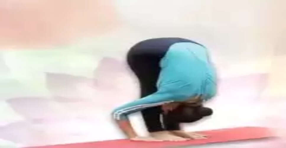 पादहस्तासन मानसिक तनाव को दूर करने में मददगार, रोजाना करें और देखें कमाल