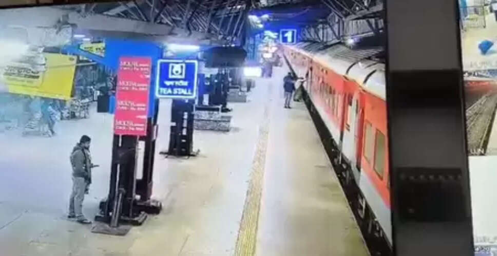 मध्य प्रदेश: उज्जैन स्टेशन पर 'देवदूत' बना आरपीएफ जवान, महिला की बचाई जान