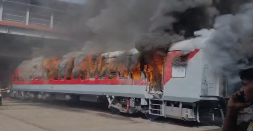 मुंबई: माटुंगा रेलवे वर्कशॉप में लगी आग, आग की लपटें देख दहशत में लोग