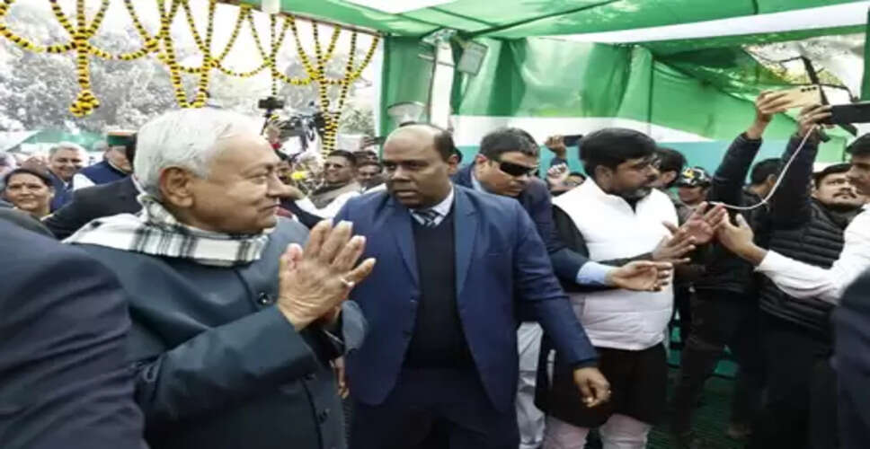 बिहार : जदयू के दही-चूड़ा भोज में शामिल हुए सीएम नीतीश, भाजपा कार्यालय में भी जुटे नेता