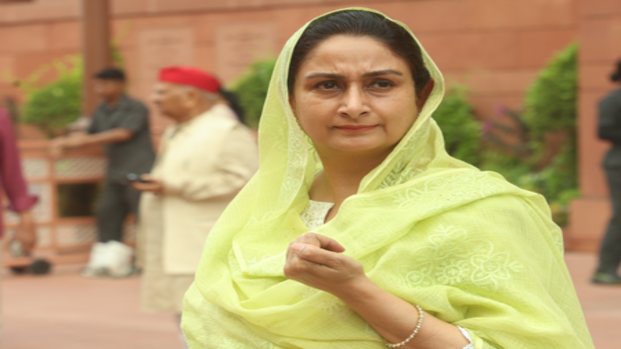'सुखबीर बादल पर हुए हमले के बाद हाथ में लगे कई टांके', हरसिमरत कौर बादल ने दिखाई कृपाण की तस्वीर