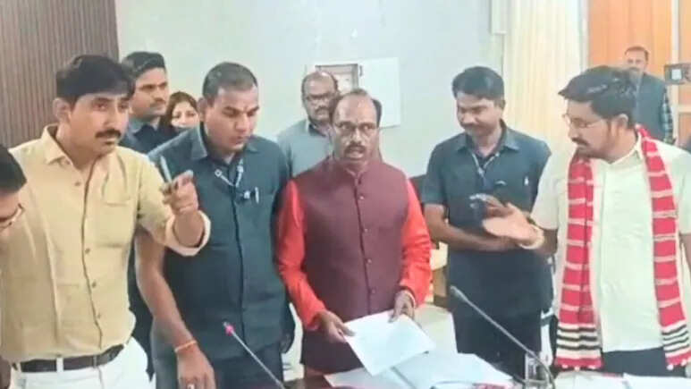 'लड़ना है तो बाहर आ जा', BAP विधायक ने बीजेपी सांसद को धमकाया, राजकुमार रोत और मन्नालाल में जमकर हुई तू-तू, मैं-मैं