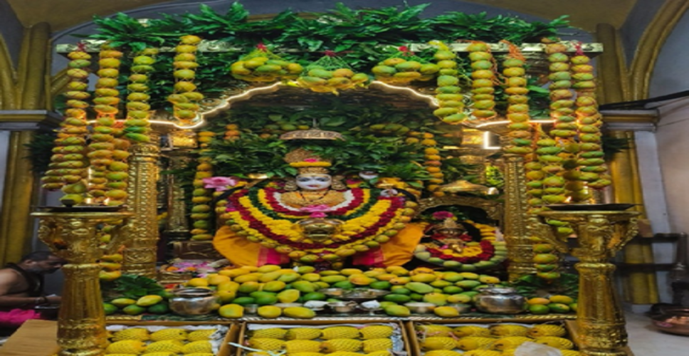 अक्षय तृतीया के अवसर पर मुंबादेवी मंदिर में आम्र महोत्सव की धूम, रसीले आमों से किया गया मां का शृंगार