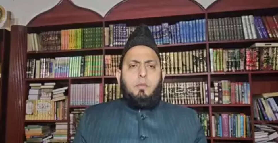 बुर्का खींचने के लिए नीतीश कुमार को माफी मांगनी चाहिए: मौलाना खालिद रशीद फरंगी महली