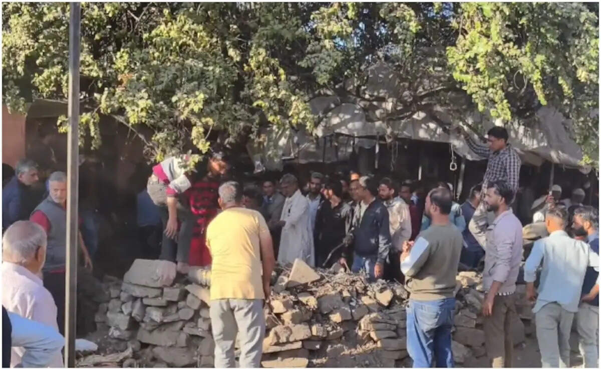 'पुलिस पर हमला, आंसू गैस और छावनी बना इलाका...' राजस्थान के चौमू में भारी बवाल,&nbsp;मस्जिद को लेकर हुआ हंगामा