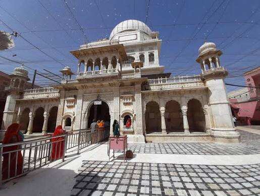 देशनोक करणी माता मंदिर: जहां हजारों चूहे माने जाते हैं काबा, जानिए ‘चूहों वाले मंदिर’ की अनोखी कहानी