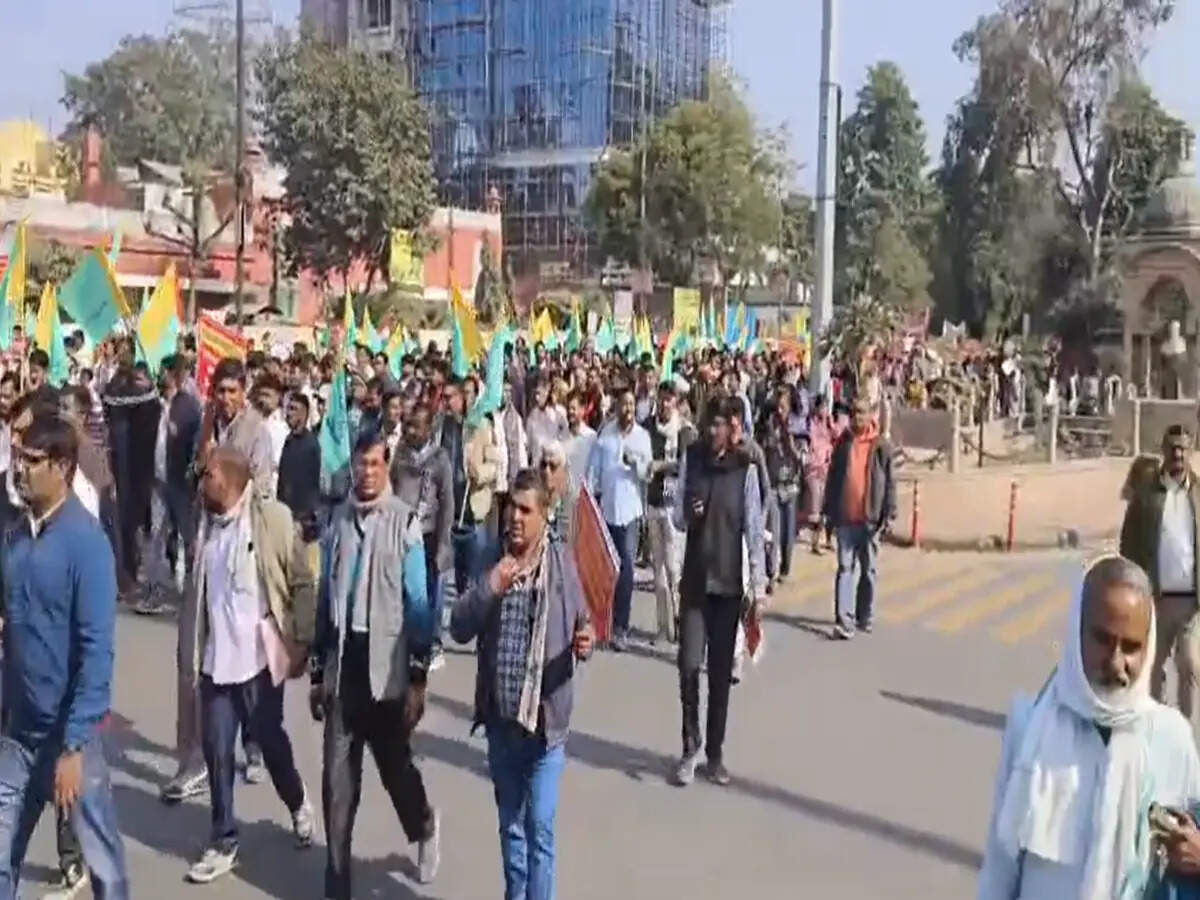 वीडियो में देखें जयपुर में कर्मचारियों का अनोखा प्रदर्शन, मुर्गा बनकर और नाचते हुए निकाली रैली, कई इलाकों में लगा जाम