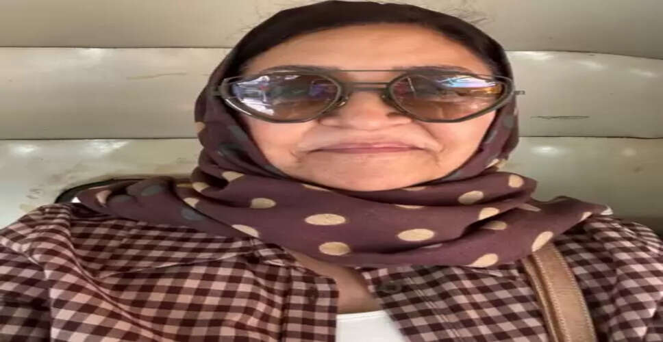 कार छोड़ ऑटो में सवार हुईं दीप्ति नवल, बताया कहां जा रहीं