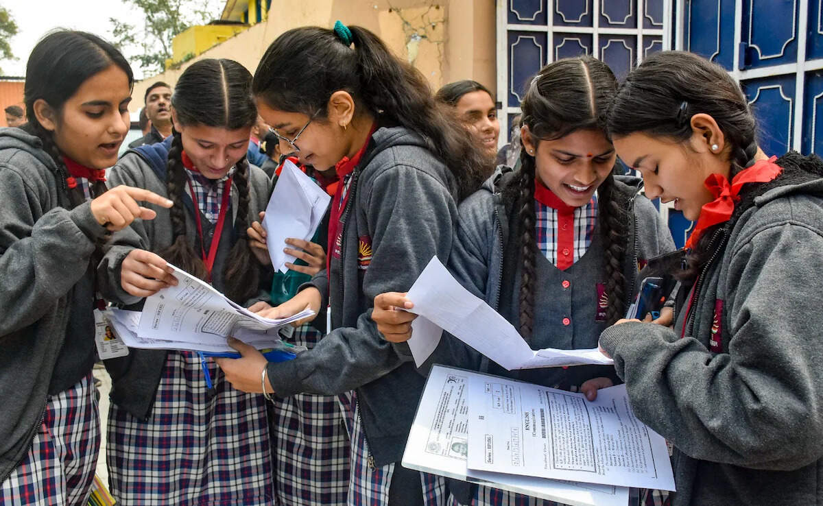 CBSE 10वीं-12वीं रिजल्ट अप्रैल के आखिरी सप्ताह में संभव, वीडियो में जाने इस साल लागू हुई ‘टू-एग्जाम’ पॉलिसी से छात्रों को मिलेगा लाभ