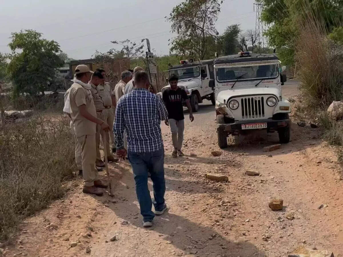 भरतपुर-बंध बारैठा क्षेत्र में खनन माफिया की बेलगाम हरकतें, सुरक्षबलों पर पथराव, वाहन में तोड़फोड़, जवानों पर जानलेवा हमला