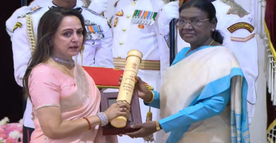 धर्मेंद्र को मरणोपरांत पद्म विभूषण, राष्ट्रपति भवन में सम्मान लेते समय भावुक हुईं हेमा मालिनी