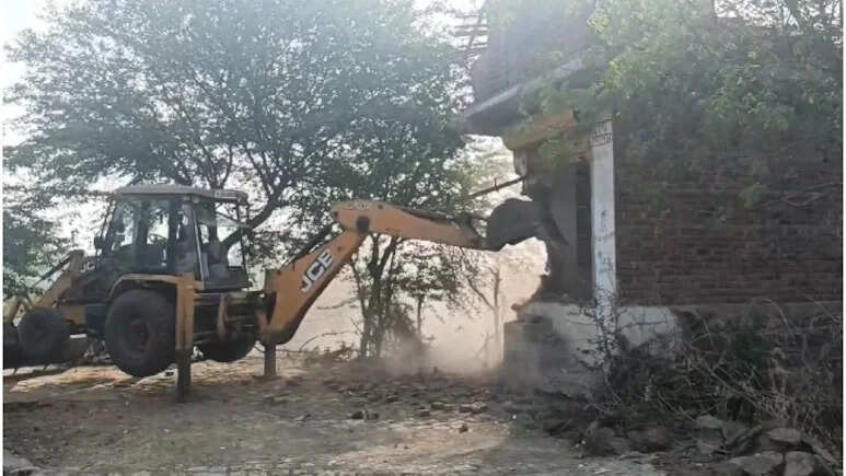 जिस दुकान को बचाने के लिए नायब तहसीलदार को ACB से ट्रैप कराया, खसरा बदलकर जिला प्रशासन ने उसी पर चलाया बुलडोजर