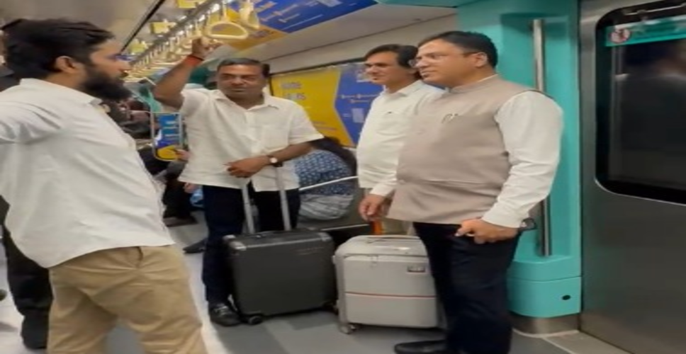 मुंबई: पीएम मोदी की अपील के बाद राज्य मंत्री अशीष जायसवाल ने मेट्रो से की सफर