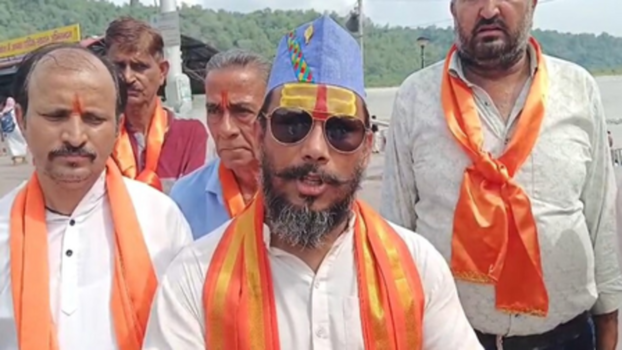बद्रीनाथ धाम में कथित चोरी का मामला: दोषी कर्मचारी के निलंबन और कार्रवाई की मांग
