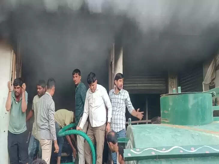 बाड़मेर में 2 दुकानों में लगी भीषण आग, वीडियो में देखें चश्मा घर और स्पोर्ट्स आइटम जले