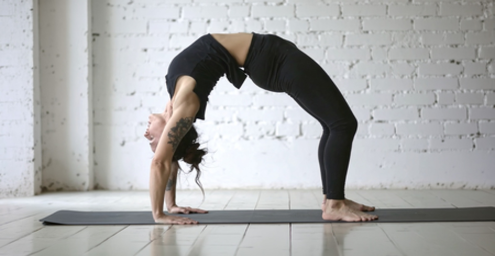 कमर दर्द और रीढ़ की जकड़न से छुटकारा दिलाए चक्रासन योगासन