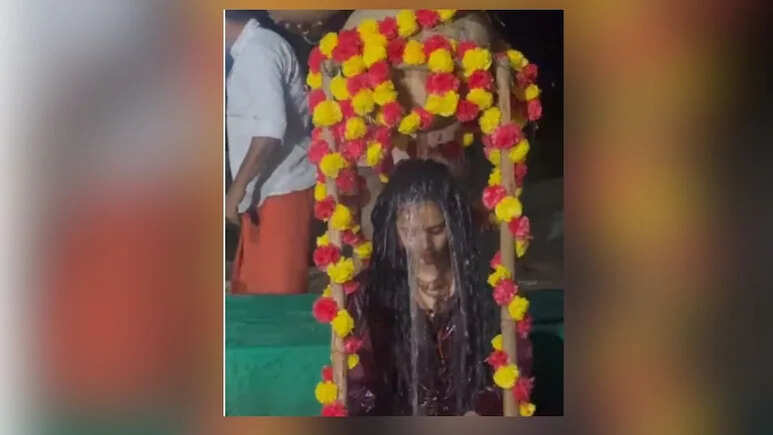 कड़ाके की सर्दी में जलधारा के बीच शिव भक्ति में लीन महिला साधु, वीडियो देख लोग बोले- 'हर हर महादेव'