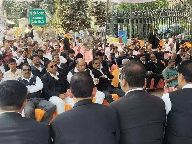 ईवनिंग कोर्ट और वर्किंग शनिवार के फैसले के विरोध में जयपुर हाईकोर्ट में आज वकीलों का कार्य बहिष्कार