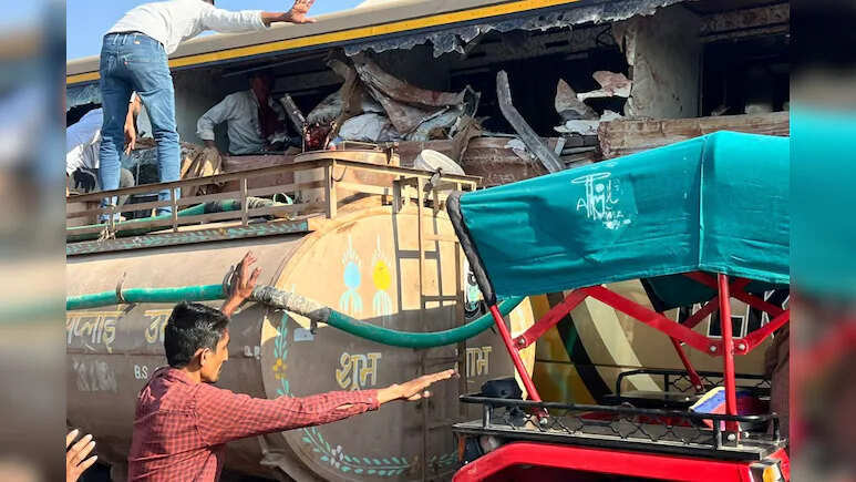 बालोतरा में नेशनल हाईवे पर बस–ट्रेलर टकराव, 6 की मौत और कई घायल