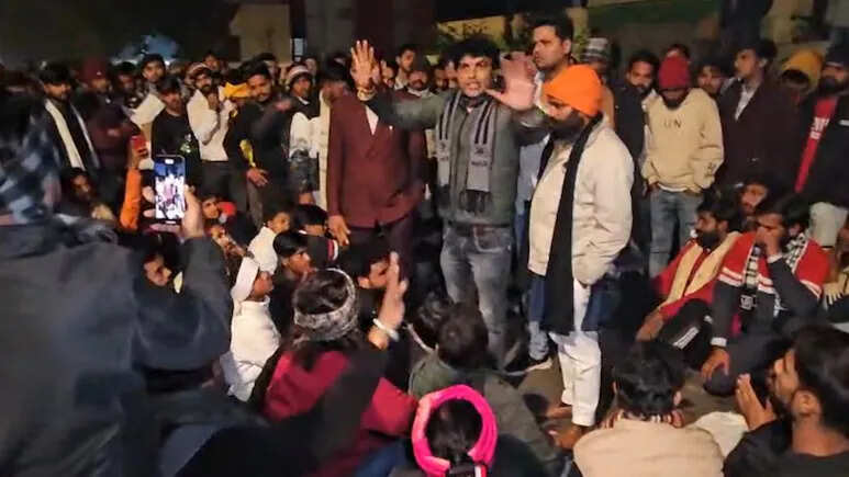 कोटा में गौवंश अवशेष मिलने पर मचा हंगामा, बजरंग दल ने दी बंद की चेतावनी, 2 डिटेन