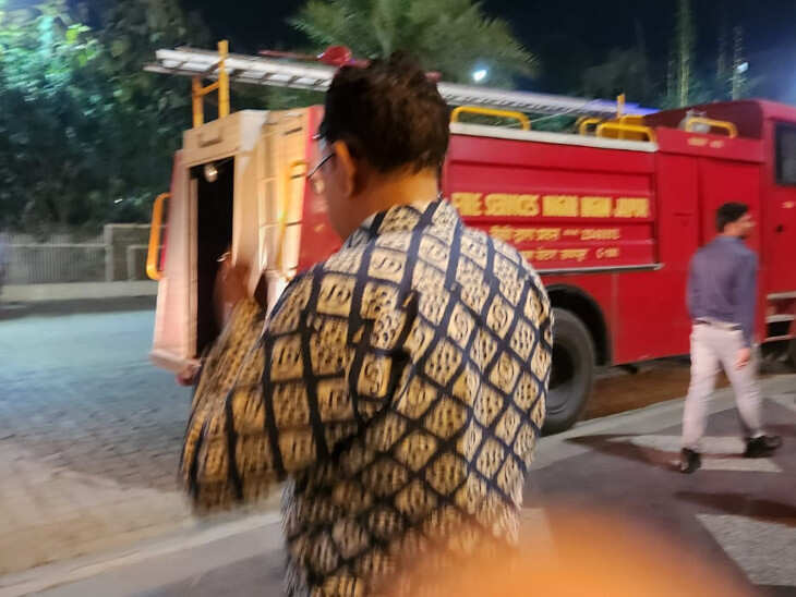 सोसायटी की लिफ्ट गिरने से बड़ा हादसा, फुटेज में देंखे 8 लोग घायल; एक का फ्रैक्चर, लापरवाही पर शिकायत दर्ज