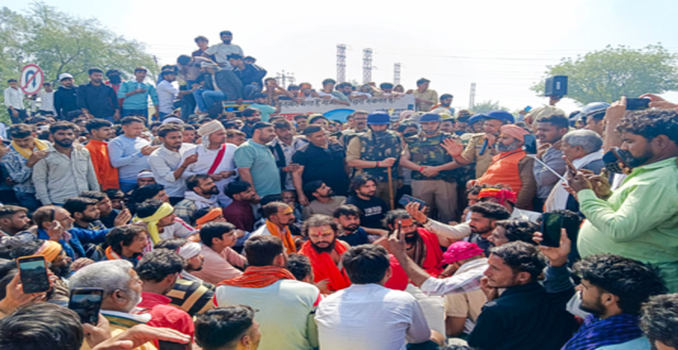 मथुरा में फरसा वाले बाबा की मौत के बाद हुए बवाल मामले में 300 पर केस दर्ज, 14 गिरफ्तार