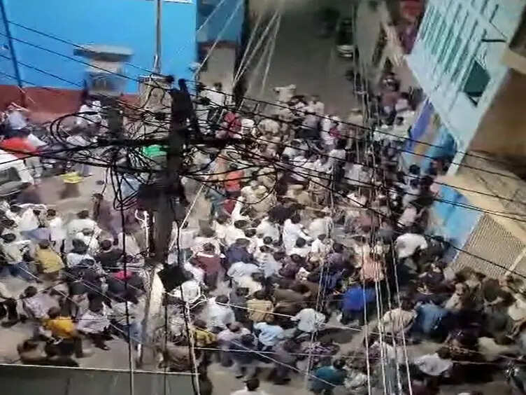 जोधपुर गणगौर मेला बना रणभूमि: मामूली कहासुनी के बाद हुआ पथराव, पुलिस ने कई लोगों को लिया हिरासत में