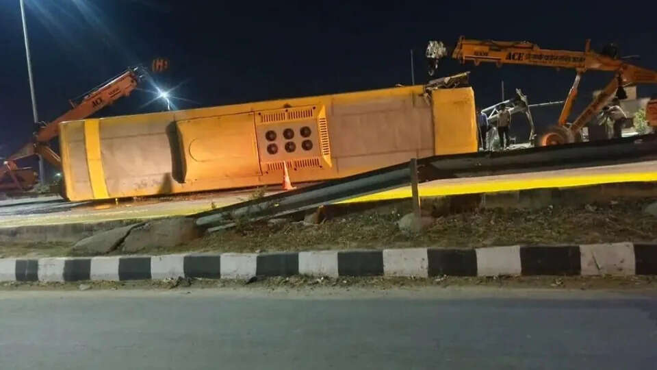 अजमेर में टेंपो पलटा, 10 महिलाएं घायल, वीडियो में देंखे अस्पताल में कराया गया उपचार