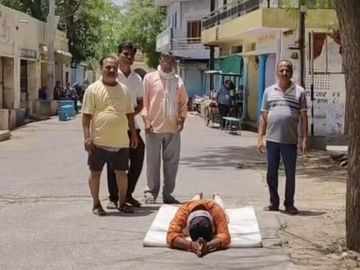 अजमेर से शुरू हुई दंडवत यात्रा सांभर पहुंची, वीडियो में देंखे गौ माता को राष्ट्र माता का दर्जा दिलाने का संकल्प