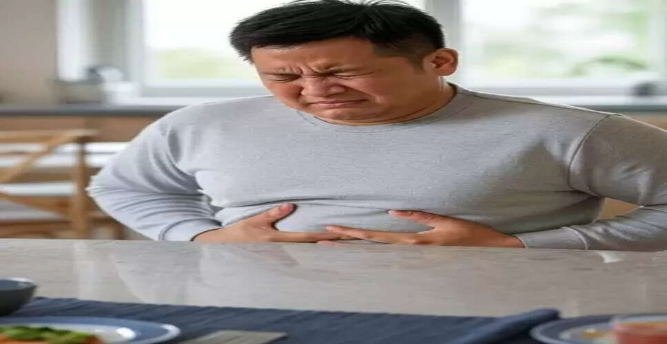 क्या आप भी खाते हैं जल्दबाजी में खाना? इस बड़ी समस्या को तो नहीं दे रहे दावत