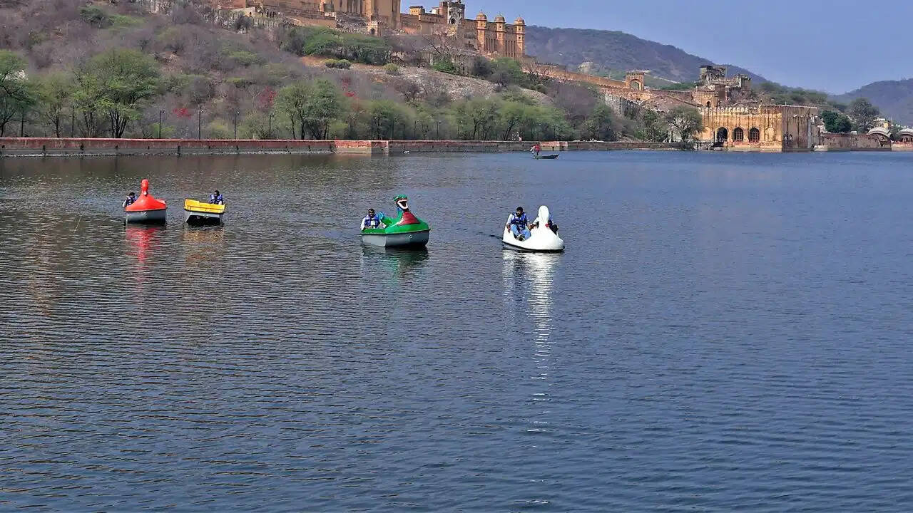 जयसमंद झील में मत्स्य उत्पादन में भारी गिरावट, 2500 मछुआरा परिवारों की आजीविका संकट में; मछुआरों ने उठाई ‘राजसंघ’ मॉडल की मांग
