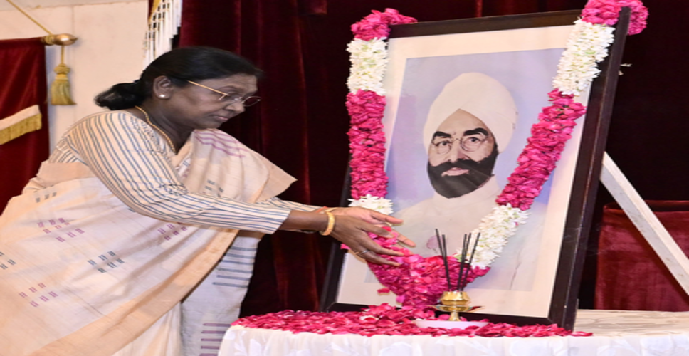 राष्ट्रपति द्रौपदी मुर्मु ने ज्ञानी जैल सिंह को किया याद, अर्पित की पुष्पांजलि