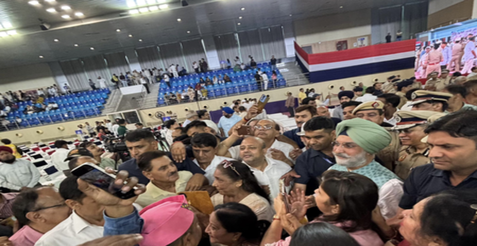 दिल्ली में लोगों को लौटाए गए 12,600 चोरी हुए मोबाइल, एलजी ने 'ऑपरेशन विश्वास' की सराहना की