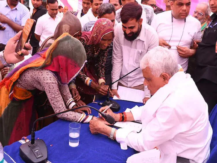 मंत्री किरोड़ीलाल मीना ने महिला के हाथ पर लिखा सरकारी आदेश! अफसरों को बताने की सलाह, वीडियो देख लोग हैंरान