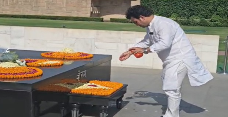 केजरीवाल और सिसोदिया के दौरे के बाद भाजपा नेता रविंदर सिंह नेगी ने राजघाट को 'शुद्ध' किया