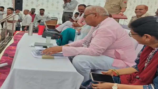 कोटा में पदयात्रा के दौरान मंत्री मदन दिलावर के पैर में चुभा कांटा, वीडियो में देखें फिर भी जारी रखी जनसुनवाई