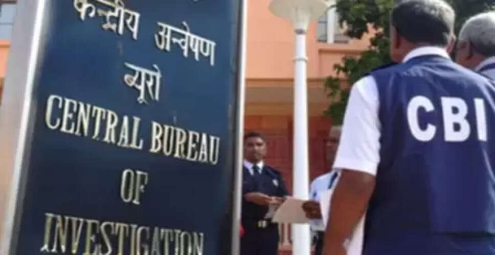 यूपी के जालौन में डाक विभाग के दो अधिकारियों को सीबीआई ने रिश्वत लेते रंगे हाथों पकड़ा