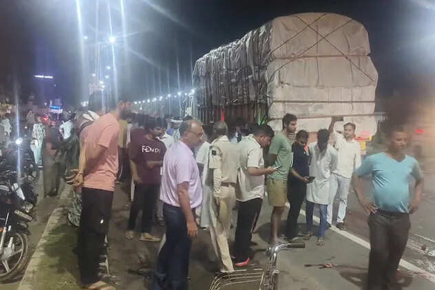 जयपुर-आगरा नेशनल हाईवे पर दर्दनाक हादसा, फुटेज में देखें सड़क पार कर रहे सेना के जवान को ट्रेलर ने कुचला