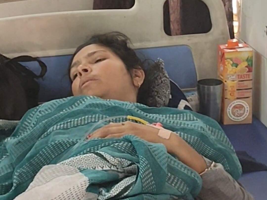 बाड़मेर में विवादित घटना: महिलाओं और प्रशासक ससुर के बीच हाथापाई, कार पर पथराव; वीडियो वायरल