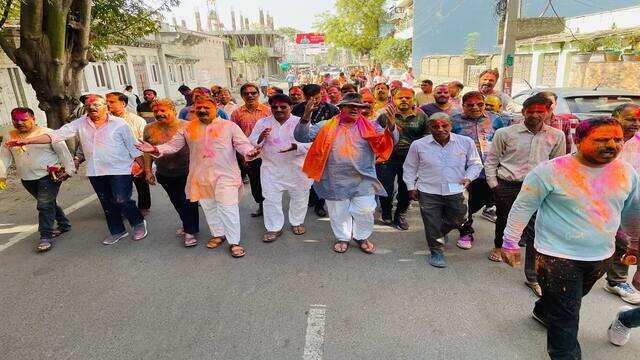 कोटा में होली उत्सव का रंग, वीडियो में देखें मंत्री दिलावर ने बच्चों के साथ फाग गीत गाए, ओमबिरला ने खेली होली