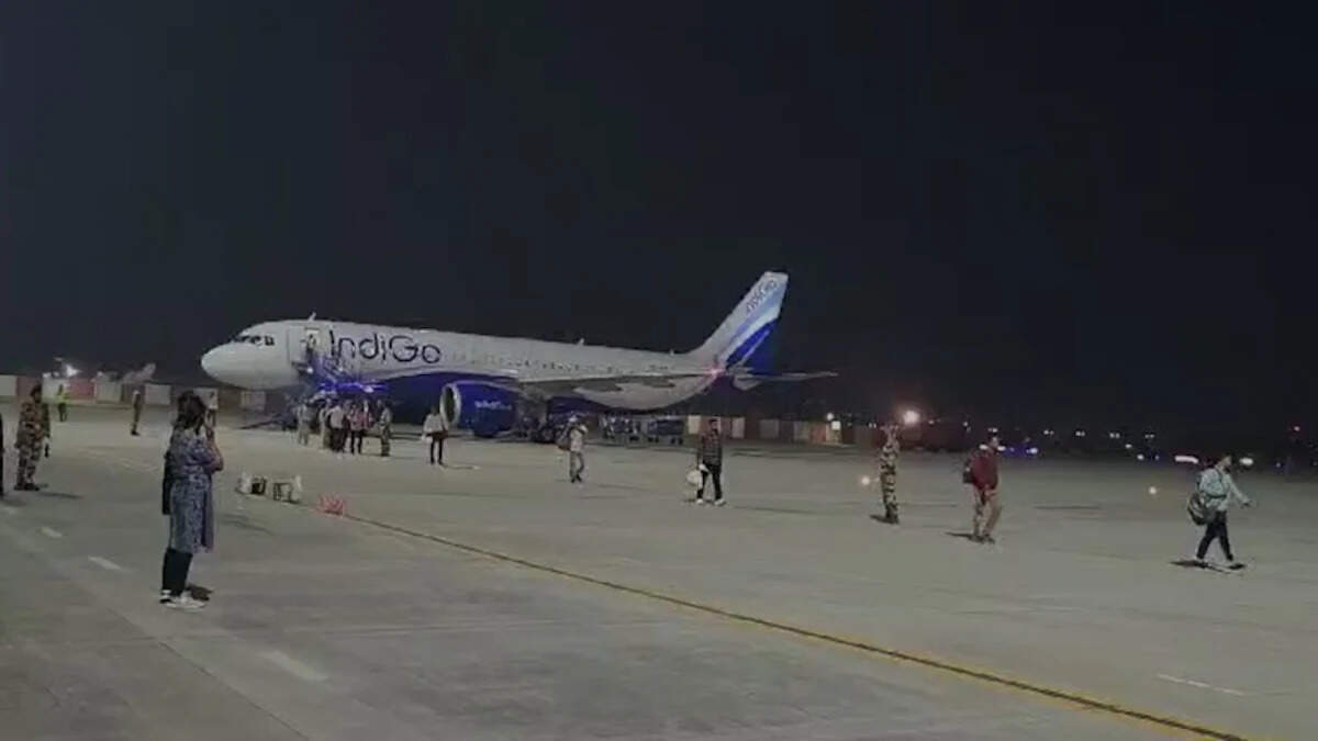 बेंगलूरु से जयपुर जा रही इंडिगो फ्लाइट में यात्री की बिगड़ी तबीयत, वीडियो मे देखें क्रू ने तुरंत ऐसे किया इमरजेंसी इंतजाम