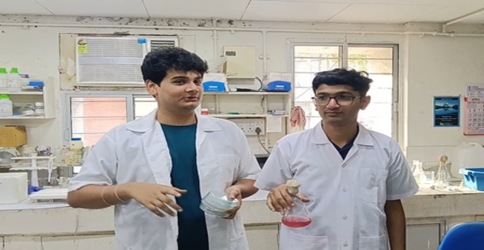 वडोदरा के छात्रों का कमाल: समुद्र के पानी से ढूंढ निकाला ऐसा बैक्टीरिया, जो खुद पैदा करता है रोशनी