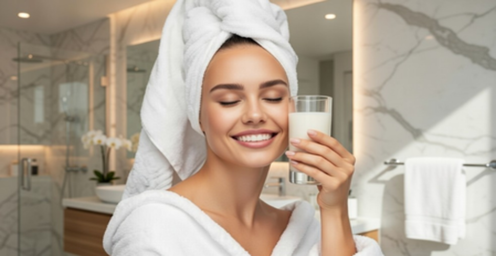 कच्चे दूध से पाएं प्राकृतिक निखार, रूखापन और मुंहासों से राहत का आसान तरीका