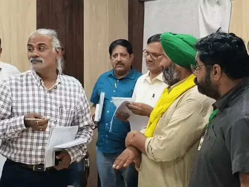 किसानों और प्रशासन के बीच सिंचाई पानी पर वार्ता बेनतीजा:आठ बारियों की मांग पर अडे, बेनीवाल बोले- किसान हक लेना जानते हैं, 14 अक्टूबर को फिर आऊंगा