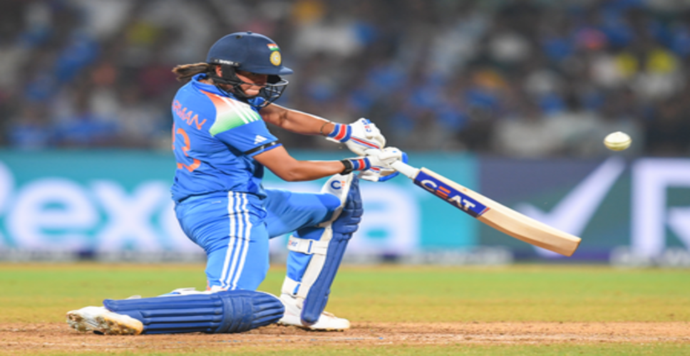 भारत बनाम ऑस्ट्रेलिया: बल्लेबाजी के दौरान हरमनप्रीत कौर चोटिल, फील्डिंग के लिए मैदान पर नहीं उतरीं