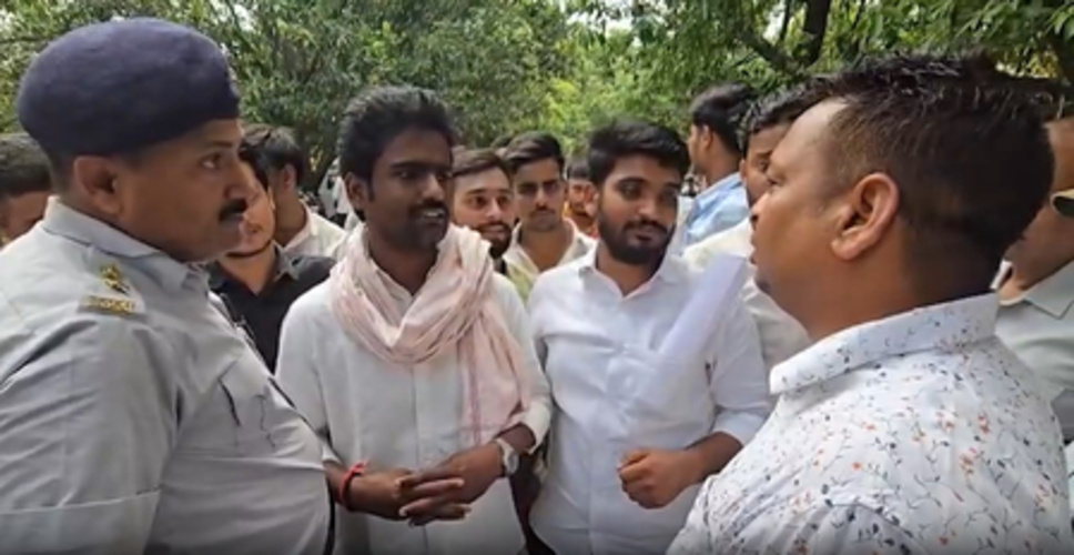बीएचयू के बिरला छात्रावास की बाउंड्री वॉल तीन से बढ़ाकर नौ फीट करने पर विवाद, छात्रों ने सौंपा ज्ञापन