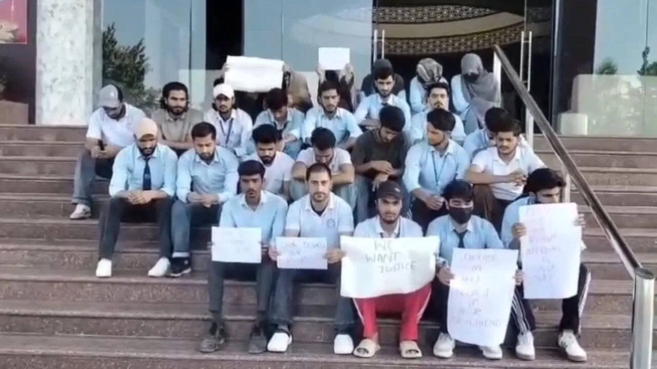 चित्तौड़गढ़ की मेवाड़ यूनिवर्सिटी में छात्र विरोध: बिना मान्यता के प्रवेश पर 34 छात्रों का निलंबन