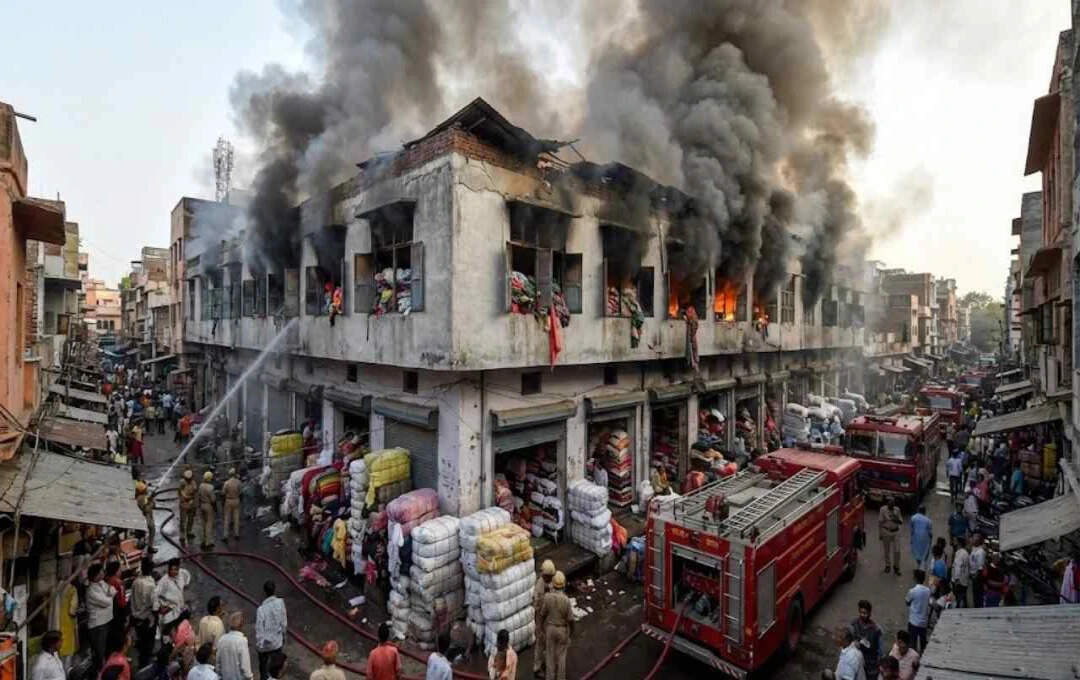 जयपुर के सीकर हाउस कपड़ा मार्केट में बेडशीट गोदाम में भीषण आग, वीडियो में देखें लाखों का सामान जलकर खाक