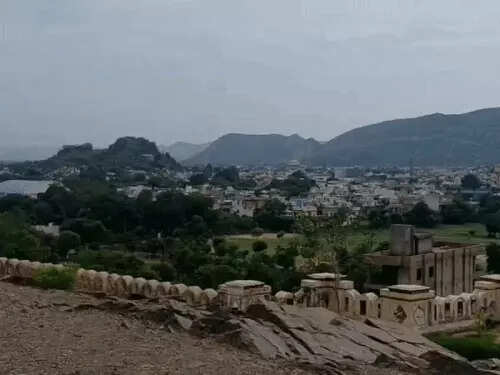 अलवर में मानसून के बाद भी उमस बरकरार, घने बादलों के बीच बारिश का इंतजार